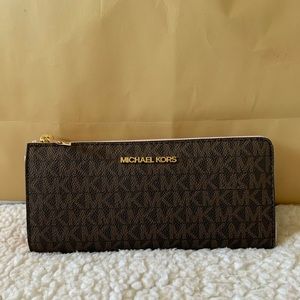 ⚠️ SALE Michael Kors JST Three Quarters Zip Wallet
